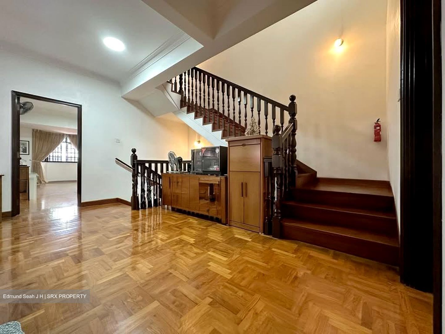 Phillips Avenue (D19), Terrace #571799441